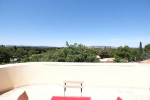 Maisons de vacances Charming Provencal Mas with pool by Taillades, close to Cavaillon in the Luberon, sleeps 6. : photos des chambres