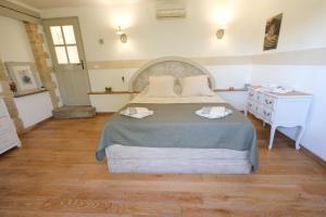 Maisons de vacances Charming Provencal Mas with pool by Taillades, close to Cavaillon in the Luberon, sleeps 6. : photos des chambres