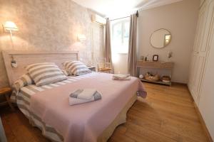 Maisons de vacances Charming Provencal Mas with pool by Taillades, close to Cavaillon in the Luberon, sleeps 6. : photos des chambres