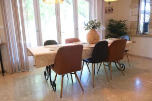 Maisons de vacances Charming Provencal Mas with pool by Taillades, close to Cavaillon in the Luberon, sleeps 6. : photos des chambres