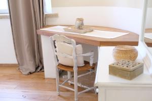 Maisons de vacances Charming Provencal Mas with pool by Taillades, close to Cavaillon in the Luberon, sleeps 6. : photos des chambres