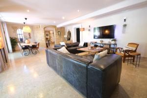 Maisons de vacances Charming Provencal Mas with pool by Taillades, close to Cavaillon in the Luberon, sleeps 6. : photos des chambres