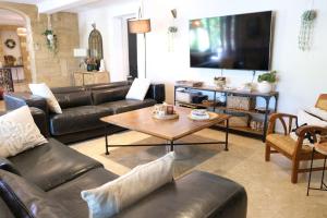 Maisons de vacances Charming Provencal Mas with pool by Taillades, close to Cavaillon in the Luberon, sleeps 6. : photos des chambres