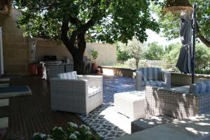 Charming Provencal Mas with pool by Taillades, close to Cavaillon in the Luberon, sleeps 6.