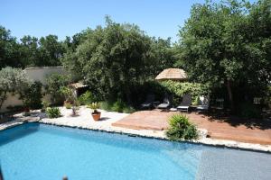 Charming Provencal Mas with pool by Taillades, close to Cavaillon in the Luberon, sleeps 6.