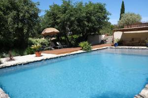 Maisons de vacances Charming Provencal Mas with pool by Taillades, close to Cavaillon in the Luberon, sleeps 6. : photos des chambres
