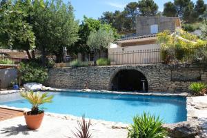 Maisons de vacances Charming Provencal Mas with pool by Taillades, close to Cavaillon in the Luberon, sleeps 6. : photos des chambres