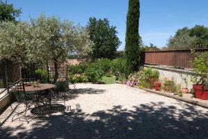 Maisons de vacances Charming Provencal Mas with pool by Taillades, close to Cavaillon in the Luberon, sleeps 6. : photos des chambres