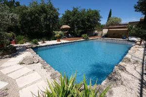 Maisons de vacances Charming Provencal Mas with pool by Taillades, close to Cavaillon in the Luberon, sleeps 6. : photos des chambres