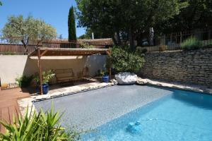 Maisons de vacances Charming Provencal Mas with pool by Taillades, close to Cavaillon in the Luberon, sleeps 6. : photos des chambres