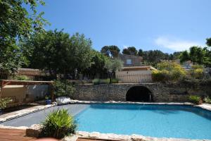 Maisons de vacances Charming Provencal Mas with pool by Taillades, close to Cavaillon in the Luberon, sleeps 6. : photos des chambres