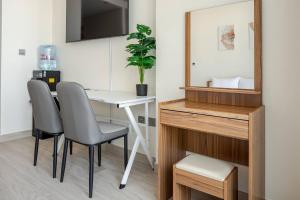 Cozy studio Pet Friendly Pool, Gym, Water Near Downtown