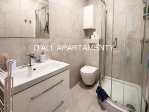 Komfortowy apartament DALI w doskonalej lokalizacji z trzema sypialniami i trzema lazienkami oraz dwoma miejscami parkingowymi