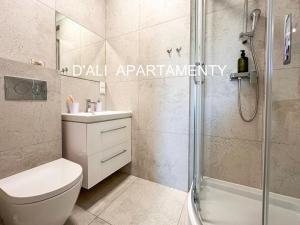 Komfortowy apartament DALI w doskonalej lokalizacji z trzema sypialniami i trzema lazienkami oraz dwoma miejscami parkingowymi