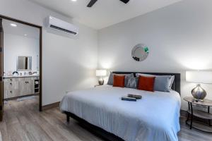 Deluxe Ground Floor 3 BR Sleeps 8 with Resort Amenities