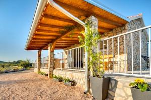 Holiday home Juli with JACUZZI