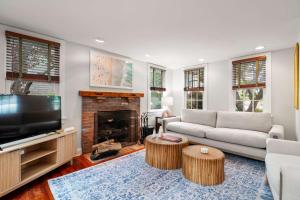 Rare Private Deck Dog Friendly Walk to Harbor