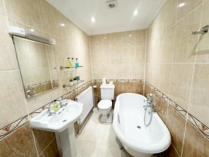 Private Parking, Central Llandudno, King Bed with Ensuite at Clement Lodge