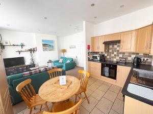 Private Parking, Central Llandudno, King Bed with Ensuite at Clement Lodge