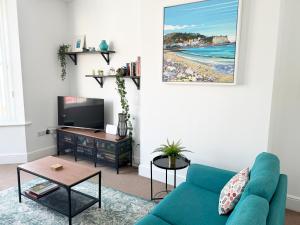 Private Parking, Central Llandudno, King Bed with Ensuite at Clement Lodge