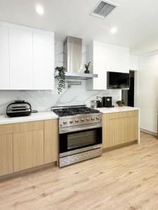 Bright and Chic 3BR-3BA by Century City - FH-BV