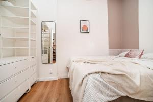 Charming, modern, 1-bed flat by Museum of Prague