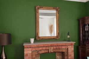 Elivi Elegant Art Deco house with Garden Walk to the Heart of Town