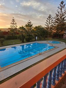 Maison dans espace calme, avec piscine et plage à quelques minutes à pied