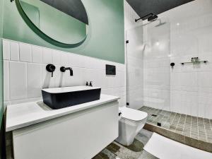 Stylish, new, pool, secure home in heart of CBD