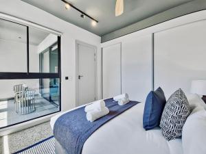 Stylish, new, pool, secure home in heart of CBD