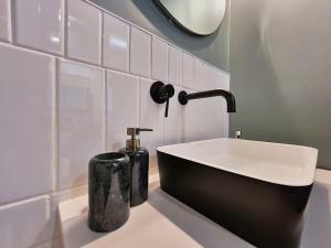 Stylish, new, pool, secure home in heart of CBD