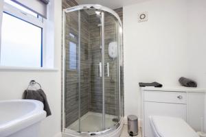 Central 3 Bed with Parking Ideal Contractors House