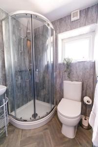 Spacious 4Bed Parking & Wi-Fi - Contractor Stays