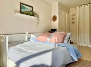 Beautiful studio terrace with Esparron lake view 4 people