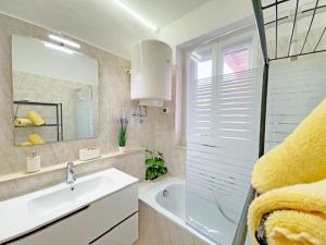 SEA and SUN Ankaran, near the Beach, free Parking and Wi-Fi, stunning sunset, 80m2 