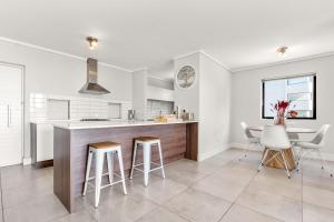 Waters Edge Luxury Apartment Century City