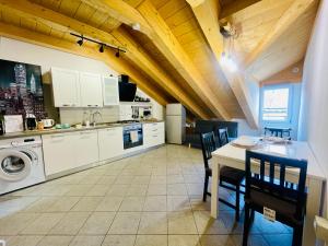 Thiago Home-Elegant Mansarda Santa Giulia Square