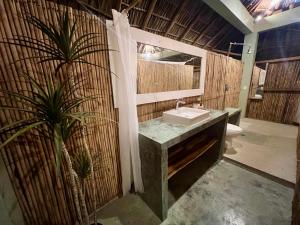 Habitaciones en casa De los árboles en la playa con alberca