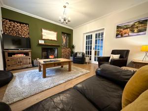 Wells Street Cottages No 26 By The River Ness