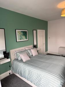 Spacious and stylish Apartment in South Shields, Near the beach, South Tyneside hospital, and Tyne Tunnel, Workers welcome