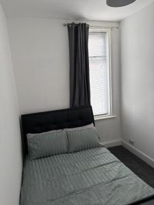 Spacious and stylish Apartment in South Shields, Near the beach, funfair, South Tyneside hospital, and Tyne Tunnel, Workers welcome