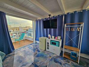 Habitación con cama grande y bañera de hidromasaje