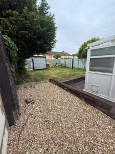 Spacious 3 bed house garden & parking sleeps 5