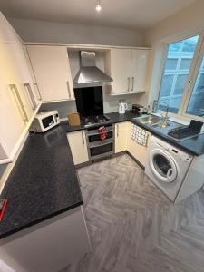 Spacious 3 bed house garden & parking sleeps 5