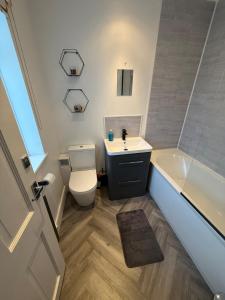 Spacious 3 bed house garden & parking sleeps 5