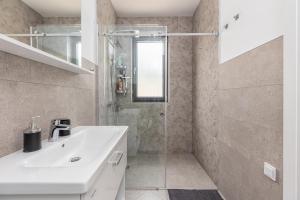 Modern Top Floor Sea View 3BR with Pools, Spa & Fitness