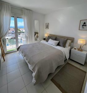 Marina & sea view apartment at Port Grec