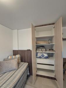 Studio Novo e completo perto da PUC