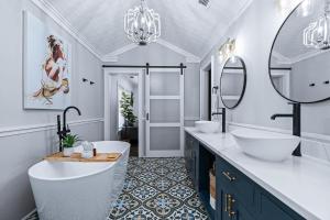The Mint Julep, pet-friendly, hot tub, sleeps 8!