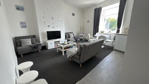Seaside Rentals Bournemouth - Large 2BR, upto 8ppl and dog, beach 8min walk